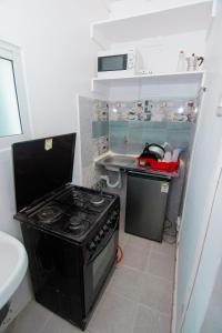 Η κουζίνα ή μικρή κουζίνα στο Casa Sira Nyali links road studio apartment