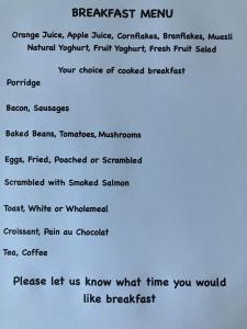 una pagina di un documento con le parole "menu della colazione" di Dragonfly Cottage, Rattlesden a Rattlesden