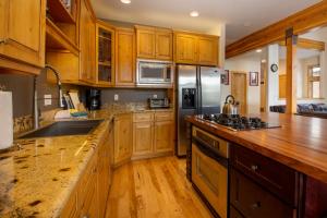 Η κουζίνα ή μικρή κουζίνα στο 12 Yukon Lane Townhome
