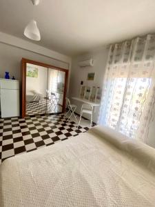 a bedroom with a bed and a checkered floor at Casa Sweet-lama in Calatabiano