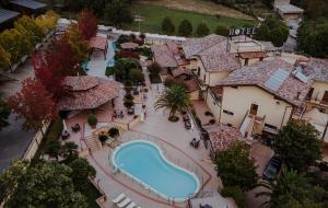 einen Luftblick auf ein Resort mit einem Pool in der Unterkunft San Raffaele Hotel Restaurant & Resort in Castelluccio Superiore