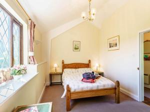 a bedroom with a bed and a window at 1 Bed in Lamberhurst 79180 in Wadhurst