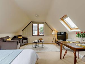 Zimmer mit einem Bett und einem Wohnzimmer in der Unterkunft 1 Bed in Cullompton 79004 in Cullompton