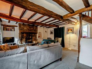 a living room with a couch and a fireplace at 2 Bed in Brigsteer 94582 in Brigsteer