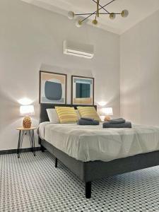 ein Schlafzimmer mit einem großen Bett mit zwei Lampen in der Unterkunft Apartamento en Casco Viejo de Panamá in Panama-Stadt