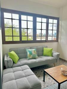 ein Wohnzimmer mit einem Sofa und einem Tisch in der Unterkunft Apartamento en Casco Viejo de Panamá in Panama-Stadt