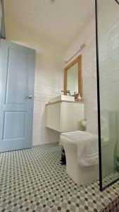 ein Badezimmer mit einem WC, einem Waschbecken und einem Spiegel in der Unterkunft Apartamento en Casco Viejo de Panamá in Panama-Stadt