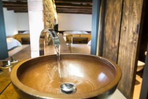 ein Waschbecken mit einem Wasserhahn im Bad in der Unterkunft Hotel Boutique El Convento de Mave in Santa María de Mave
