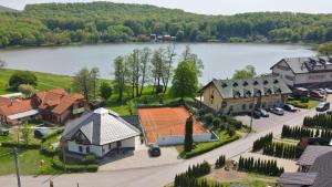 uma vista aérea de uma cidade com um lago em Apartmánový dom PRAMEŇ em Vinné