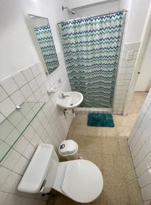 a bathroom with a toilet and a sink and a shower at Habitaciones privadas en un departamento encantador in Panama City