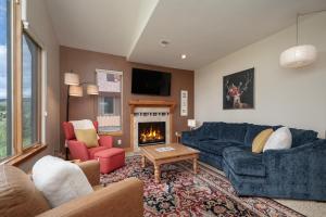 een woonkamer met een blauwe bank en een open haard bij 2002 Lupine Lane in Tabernash