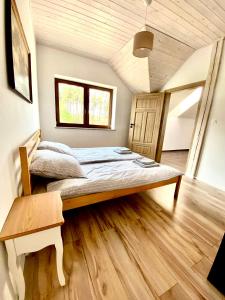 1 dormitorio con 1 cama en el centro de una habitación en Dom-Bliźniak Żukowo blisko Kaszub, en Borkowo