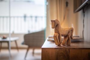 eine kleine Holzfigur eines Pferdes auf einem Tisch in der Unterkunft La Cala de Mijas Miraflores in Mijas