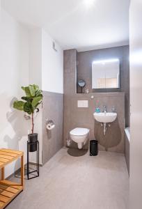 uma casa de banho com um WC e um lavatório em Möblierte Zimmer - gratis Parkplatz em Berna