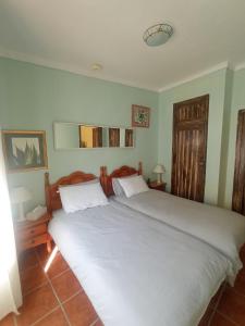 1 dormitorio con 1 cama grande con sábanas blancas en Hostal R-Conecta, en Cuevas de San Marcos