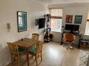 都柏林的住宿－Dorset Street Upper，一间带桌椅和书桌的用餐室