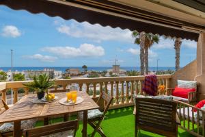 een tafel op een balkon met uitzicht op de oceaan bij Sea Soul by Fidalsa in El Campello