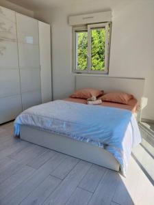 um quarto com uma cama grande e uma janela em Agréable studio 3 au calme absolu a Cabries 13480 em Cabriès