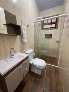 W łazience znajduje się toaleta, umywalka i prysznic. w obiekcie Vila do Surfe w mieście Ubatuba