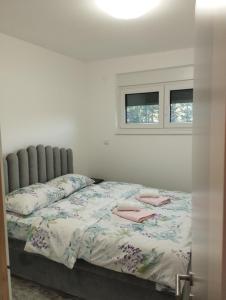 una camera da letto con un letto e due finestre di Vila Leona C0 a Divčibare