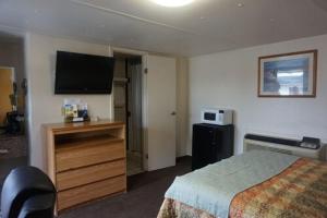 Postel nebo postele na pokoji v ubytování Executive Inn Pearsall