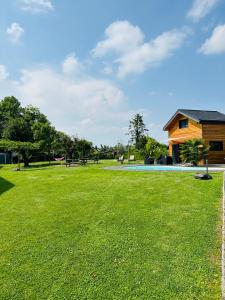 une grande cour avec une maison et un bâtiment dans l'établissement Chez Seb et Lilou, à Flaxlanden