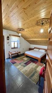 Un dormitorio con dos camas y techo de madera. en Denis GuestHouse 1930, en Gjirokastra 57 fotos más