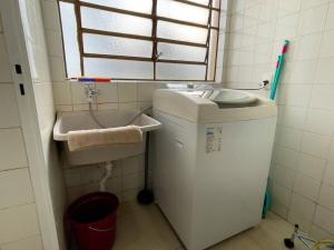a small white bathroom with a sink and a sink at 5 coisas imperdíveis para fazer no Apto! MC32 in Maringá