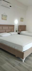 ケパロにあるSevilia Roomsのツインベッド2台が備わる客室です。