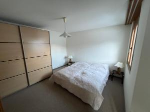 Ένα ή περισσότερα κρεβάτια σε δωμάτιο στο Ferienwohnung Litzirüti Arosa