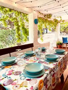 une table avec un tissu de table et des assiettes en verre dans l'établissement Villa Stella, à Torre delle Stelle