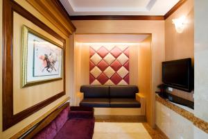 a waiting room with a couch and a tv at Beauty Hotels - Star Beauty Resort in Taipei