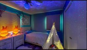 een slaapkamer met een bed met een sterrenplafond bij Villa Vesta in Michigan City