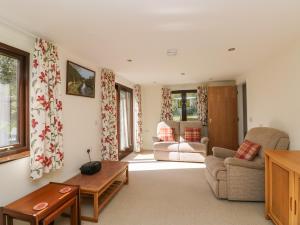 ein Wohnzimmer mit Sofa und Tisch in der Unterkunft Rowanberry Cottage in Grasmere