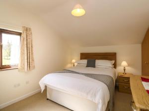 ein Schlafzimmer mit zwei Betten und einem Fenster in der Unterkunft Rowanberry Cottage in Grasmere