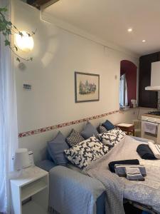 a small bedroom with a bed and a table at LA CASETTA DI REBY in Albano Laziale