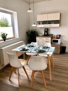 een keuken met een tafel en stoelen in een kamer bij Traumhaftes Studioappartement in Wadern