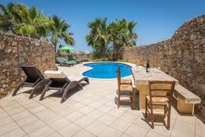 La alberca dentro o cerca de 4 Bedroom Holiday Home with Private Pool & Views