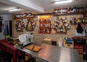un bancone in una stanza con bottiglie di El Sosiego a Morella