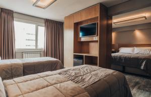 Tempat tidur dalam kamar di Hotel EcoSki by bund