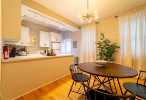 a kitchen and dining room with a table and chairs at Casa Coquette+Near VA Hosp, MVP Arena & Law School in Albany