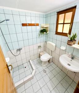 Koupelna v ubytování Guesthouse Rondo