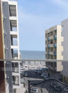 - un balcon offrant une vue sur l'océan dans l'établissement Seaside Apartments Mamaia Nord, à Mamaia Nord – Năvodari