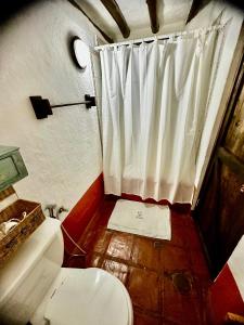 Ένα μπάνιο στο Rancho Rebecca, villa de lujo para un Max 10 personas, vistas panorámicas playa y montañas, piscina, 5 H, 5 B en Guarame, Isla de Margarita
