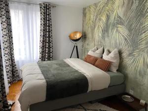 Tempat tidur dalam kamar di Le cocon exotique - Free parking - 10 min METRO