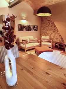 sala de estar con mesa de madera y jarrón en Ancla, en L'Escala