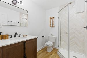Un baño con inodoro y ducha de cristal. en The Morris at The Rise Retreat (L4), en Hood