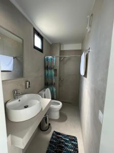 ein Bad mit einem Waschbecken und einem WC in der Unterkunft Koman Paradise by Romina in Shkodra