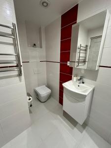 een badkamer met een witte wastafel en een toilet bij Rasa Apartment in Jelgava