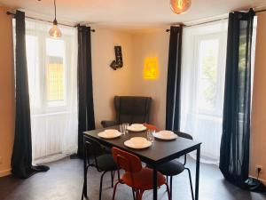 uma sala de jantar com uma mesa preta e cadeiras em Black em Ensisheim